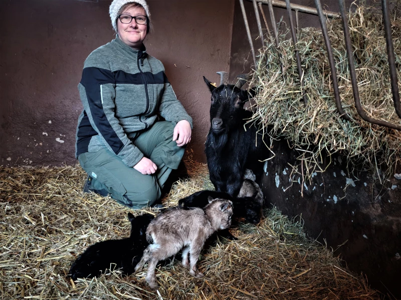 Glückliche Momente: Vierlinge im Inselzoo sorgen für Aufregung! | Tierpflegerin Verena Fritsche war bei der Geburt der Vierlinge dabei.