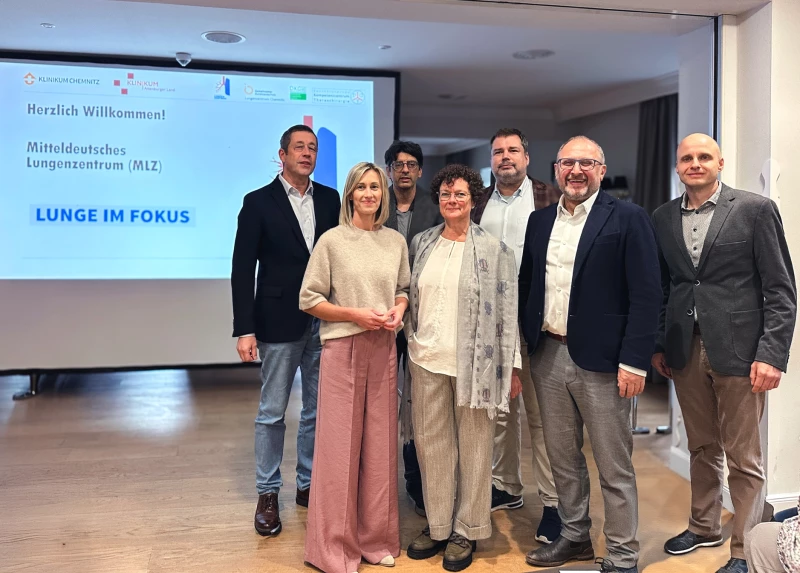 Medizinischer Schulterschluss für die Lunge | Die Referenten des Klinikums Chemnitz und des Klinikums Altenburger Land vor Beginn des Symposiums: v. l. Prof. Dr. med. Stefan Hammerschmidt, Dr. med. Stefanie Papra, Dr. med. Christian Jakob, Dipl.-Med. Gundula Witton, Johannes Wilde, Dr. med. Sven Seifert, Dr. med. Mike Brandt