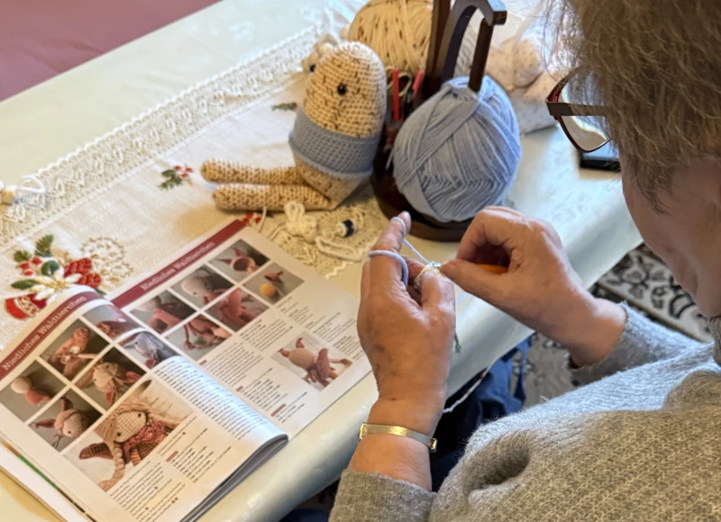 Seniorinnen stricken und häkeln für die Neugeborenen im Landkreis | Helga Staszack beim Häkeln
