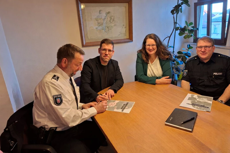 Verlängerung der Sicherheitspartnerschaft zwischen Stadt Schmölln und Polizeiinspektion Altenburger Land | V.l.n.r.: Leiter Außendienst EPHK Hatzel (in Vertretung für den Leiter der Polizeiinspektion Altenburger Land, POR Meinold), Bürgermeister Sven Schrade, Amtsleiterin Ordnungsamt Jennifer Meyer, Kontaktbereichsbeamter PHM Seifert