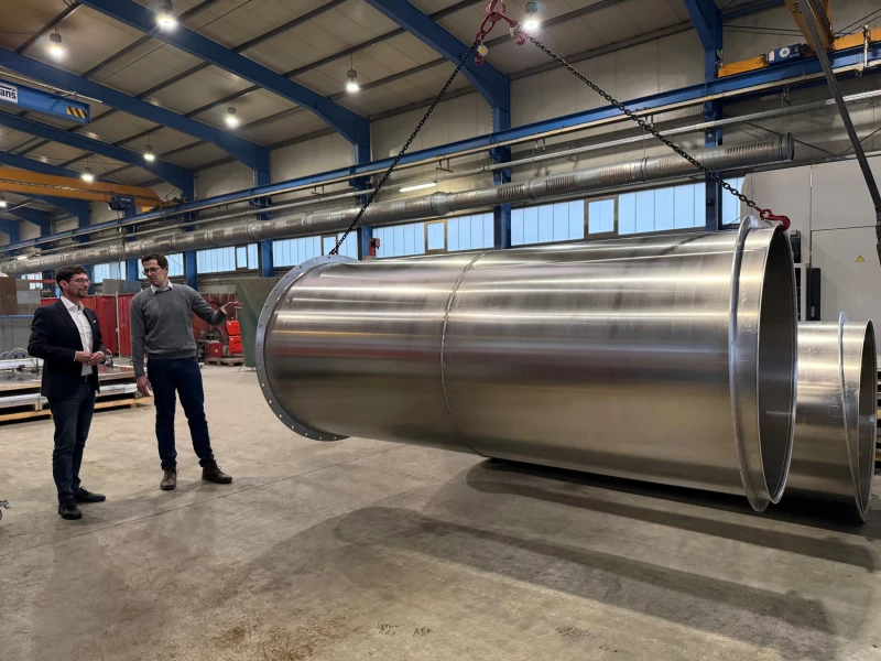 Investitionen am Standort Altenburg geplant | Geschäftsführer Marcel Rohmann (rechts) zeigte Oberbürgermeister André Neumann eine Komponente einer Rohrleitung.