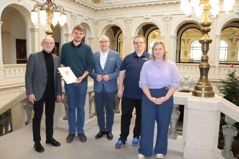 Innovative Idee aus Langenleuba-Niederhain | Übergabe des Fördermittelbescheides im Landratsamt. Im Foto von links nach rechts: Uwe Melzer (Landrat), Thorben Hornung (Valere Agrar Service GmbH), Michael Apel (Leiter des Fachdienstes Wirtschaft und Tourismus im Landratsamt), Marcus Raschke (Projektsteuerer für das Bundesprogramm "UNTERNEHMEN REVIER" bei der Stabsstelle Strukturwandel im Burgenlandkreis) und Pia Castell (Projektleitung UNTERNEHMEN REVIER, Regionalpartner im Bundesmodellvorhaben, Metropolregion Mitteldeutschland Management GmbH)