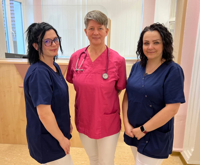 Medizinische Versorgungszentren Altenburger Land GmbH eröffnet Hausarztpraxis in Ponitz | Gut vorbereitet auf ihre neuen Patienten sind Hausärztin Randi Rümelin-Tomashek (Mi.) mit Mandy Hemmann (l.) und Tina Erler (r.)