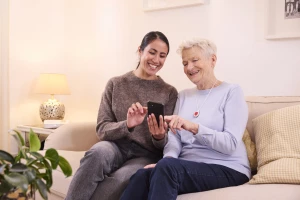 Hausnotruf: Neue App für Angehörige sorgt für mehr Sicherheit und Komfort