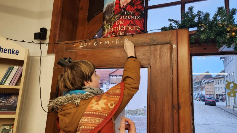 Sternsinger waren in Schmölln und Umgebung unterwegs | Tuisco schrebt Segen in Buchhandlung Goerke