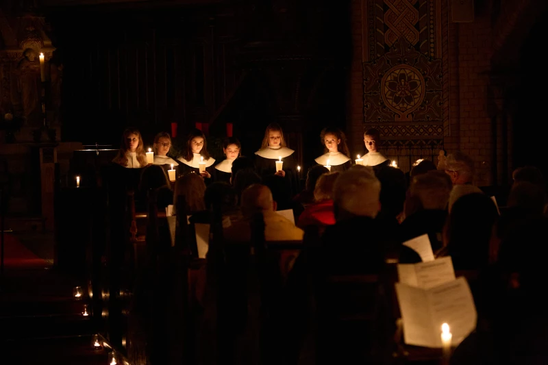 Chormusik und Lesungen im Kerzenschein: Adventsfeier in der Brüderkirche | Gottesdienst