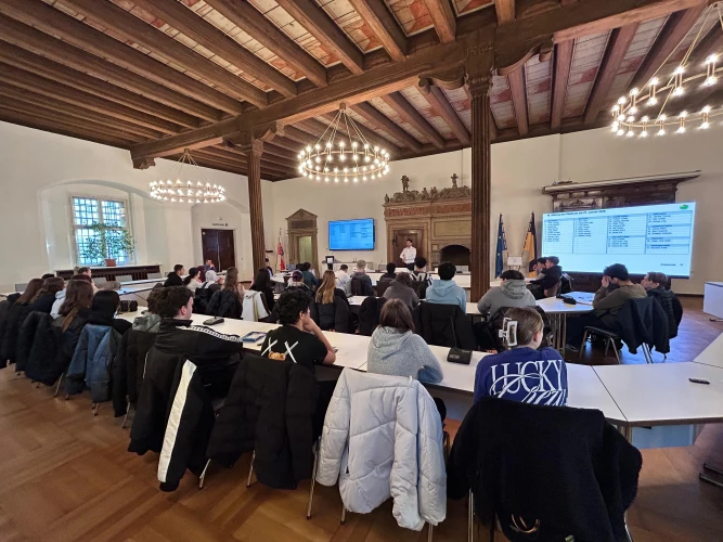 VorschauBild - Neuntklässler der Dietrich-Bonhoeffer-Schule besuchten das Rathaus in Altenburg