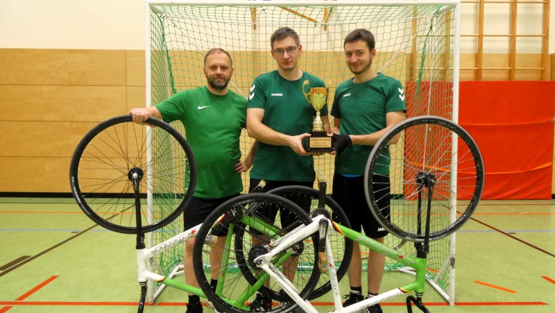 Radballsporthighlights des SV 1949 Langenleuba-Niederhain zum Ende des Jahres |  Die Thüringer Felix Kirste (Mitte) und Tobias Hanisch (rechts/SV 1949 Langenleuba-Niederhain) gewinnen im tschechischen Chodsko den internationalen Radball-Wanderpokal für Elite-Mannschaften „Memorial Ondry Pruchy“ vor dem RSV Stadtilm. Links Trainer Marcel Taube