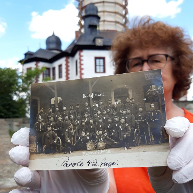 Termine im September und Oktober auf Burg Posterstein | Sabine Hofmann zeigt eine Postkarte aus der privaten
Sammlung von Klaus Köhler aus Wettelswalde.
