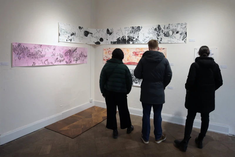 Offene Familienwerkstatt - Gekommen, um zu zeichnen  | Ausstellungsansicht „Gekommen, um zu bleiben“, Lindenau-Museum Altenburg, 2023