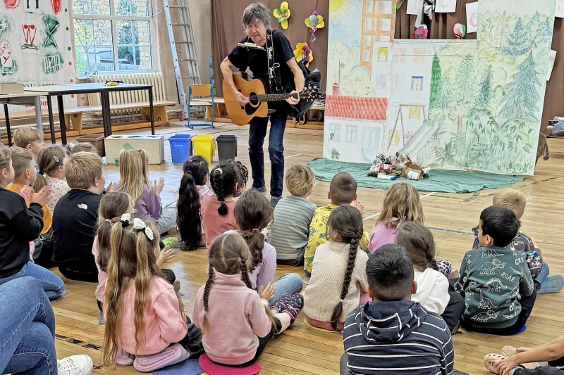 Eric Udo Zschiesche bringt Umwelttheater in Kindergärten und Schulen | Musikpädagoge Eric Udo Zschiesche im Landkreis unterwegs