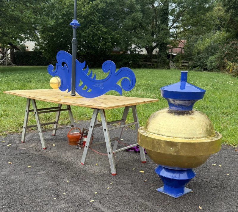 Turmkuppel und Wetterfahne sind zurück auf der Burg Posterstein | Wetterfahne und Turmkuppel.