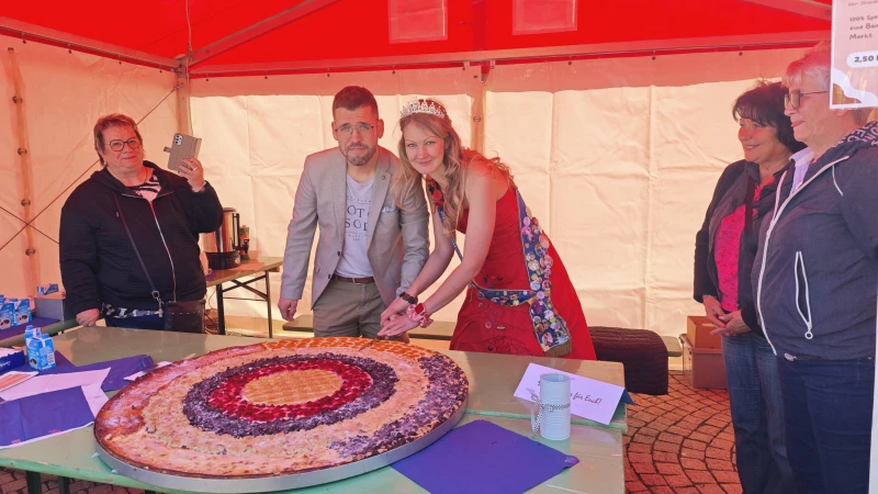 Marktfest in Schmölln lädt am 25. April zum gemeinsamen Feiern ein | Marktfest 2025 – Knopfkuchenanschnitt durch Bürgermeister Sven Schrade und Knopfprinzessin Constanze I.