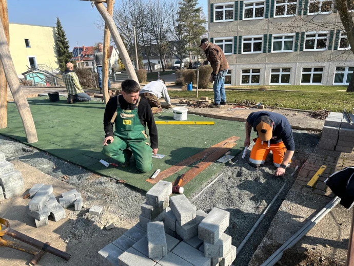 VorschauBild - Gemeinsam angepackt: Neue Nestschaukel bereichert den Schulhof