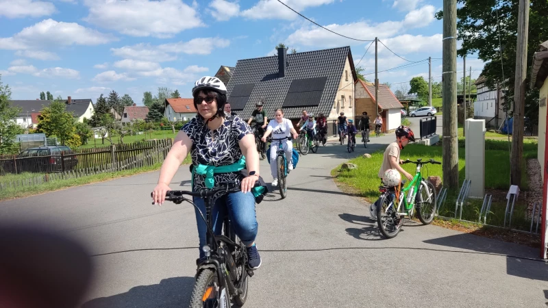 Himmelfahrt auf Zürchauer Art | Ankunft der Radler der Altenburger Kirchgemeinde in Zürchau.