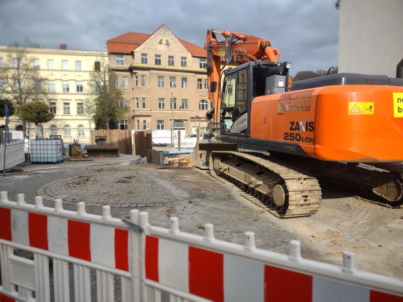 Aktuelle Baustelleninformation zum Bauvorhaben Rekonstruktion Abwasserleitung Rosa-Luxemburg-Straße in Altenburg | Baustelle vor der Poliklinik Altenburg