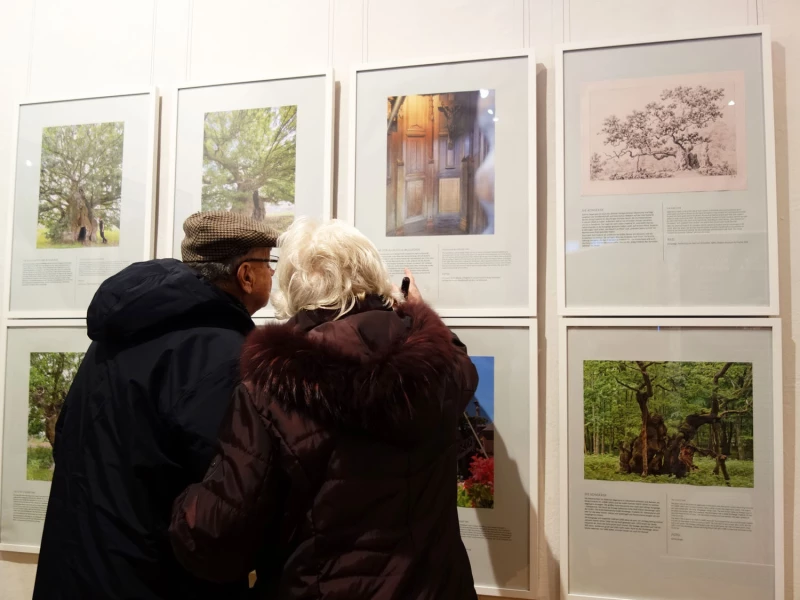 Letzte Chance, die Thümmel-Sonderschau auf Burg Posterstein zu sehen | Besucher in der Ausstellung im Museum Burg Posterstein