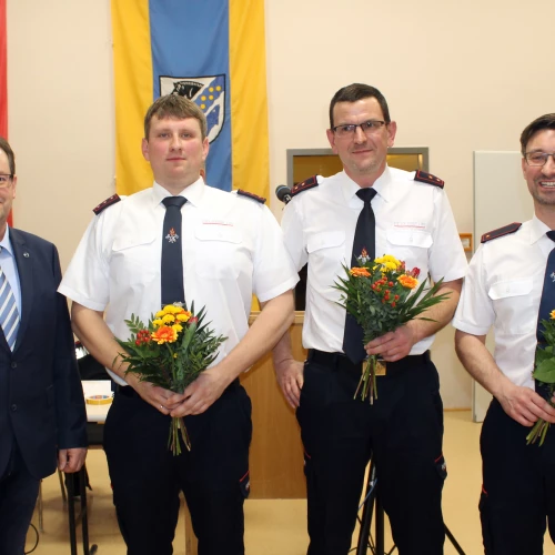 Bürgermeister Hendrik Läbe (r.) gratuliert dem neuen Gemeindebrandmeister Sven Köhler (2.v.r.) sowie dessen Stellvertretern Steffen Schefzyk (2. v.l.) und Daniel Schmidt (l.)