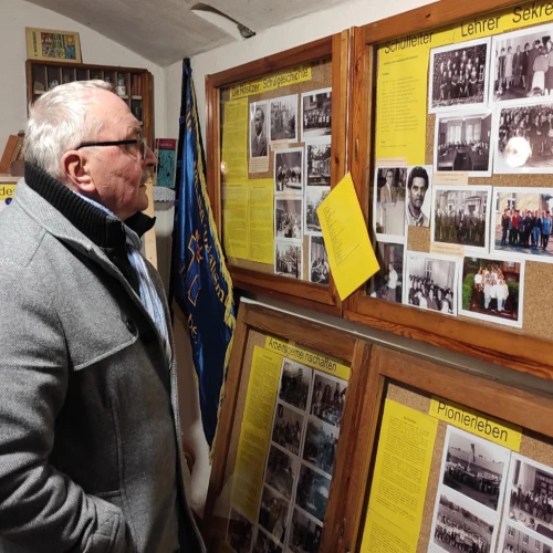  Der Rositzer Benno Moller betrachtet eine der Schautafeln, die Dokumente der damaligen Zeit beinhalten