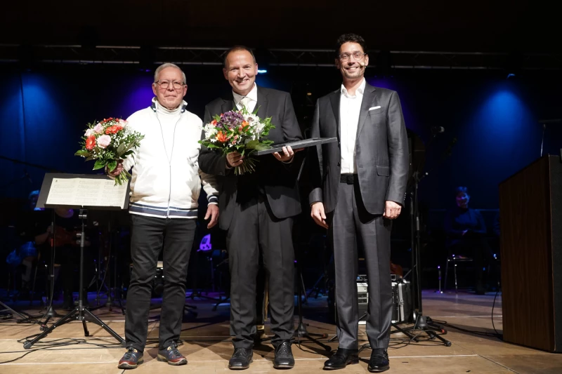 Werner Osten ist der „Altenburger des Jahres“ | Werner Osten (Mitte) ist der Altenburger des Jahres. Die ersten Gratulanten waren der Zweiplatzierte Wolfgang Langner (links) und Oberbürgermeister André Neumann.