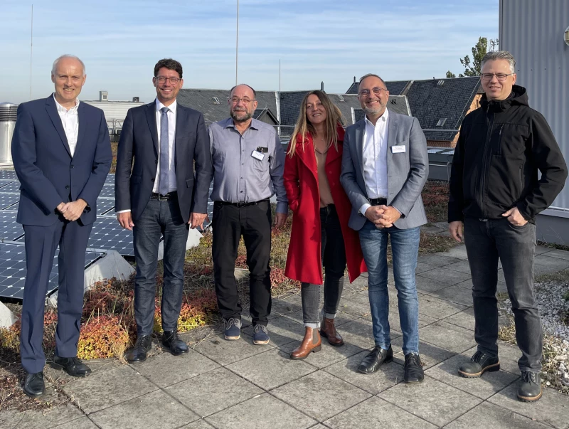 Oberbürgermeister der Stadt Altenburg besuchte Lukas-Stiftung  | Dem Oberbürgermeister wurde beim Besuch des Klinikkomplexes auch die Photovoltaikanlage auf dem Dach gezeigt (von links): Vorstand Frank Böhning, Oberbürgermeister André Neumann, Chefarzt Dr. Christian Schäfer, Horizonte-Leiterin Dominique Jahn,  Horizonte Geschäftsführer Jan Westphal und Pflegedienstleiter Jens Ullmann.