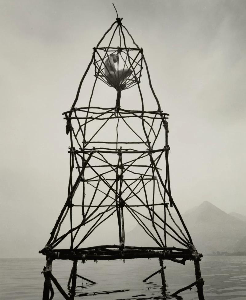 Aktionskunst – ein deutsch-deutscher Vergleich | Dieter Appelt, Der Augenturm, 1977 © Dieter Appelt