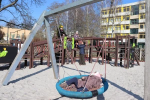 Kinder der Regenbogenschule freuen sich über neue Spielgeräte