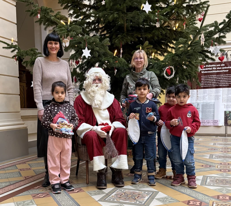 Weihnachtsmann überreicht Geschenke im Altenburger Landratsamt | 