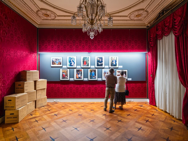 Sonntagsführung: Koffer, Kutschen und Kartons – 200 Jahre Ankommen in Altenburg | Ausstellungsansicht „Koffer, Kutschen und Kartons – 200 Jahre Ankommen in Altenburg“, Schlossmuseum Altenburg, 2026