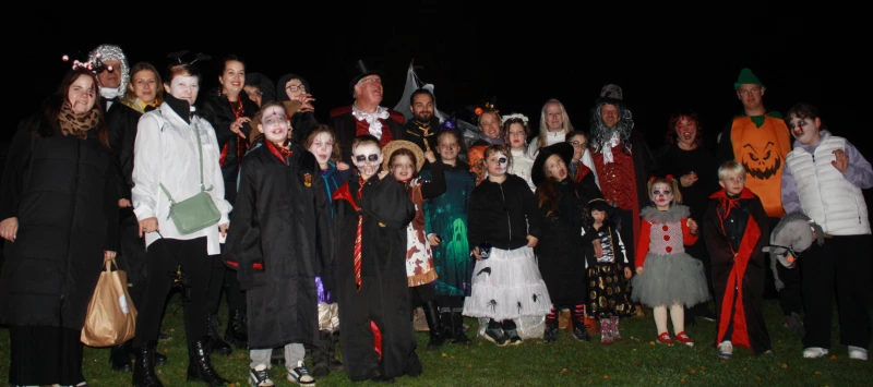 Zürchau feiert Halloween mit neuem Schauplatz und neuen Freunden aus dem Kinderheim Lichtentanne | Der gruselige Zürchauer Tross mit den Gästen aus Zwickau Lichtentanne und reichlich Beute auf dem Halloween-Gräberfeld angekommen.