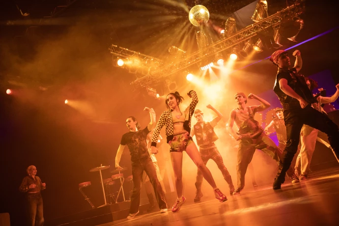 VorschauBild - Silvester im Theaterzelt Altenburg: Große 90er-Jahre-Party im Anschluss an den Publikumsrenner „Rhythm Is a Dancer“