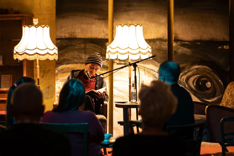 Literatur in den Häusern der Region – Vorverkauf startet | Schauspieler Valentino Fortuzzi