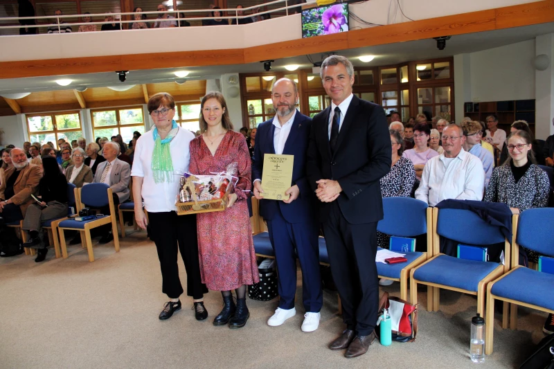 Einführung eines neuen Pastorenehepaars in der Evangelisch-Freikirchlichen Baptistengemeinde Altenburg | Das neue Pastorenehepaar Stefan und Annalisa Kraul, hier im Foto mit Gemeindeleiterin Härich (li.) und  Theologieprof. Dr. Zimmermann (re.), wurde mit Freuden von der Altenburger Baptistengemeinde aufgenommen.