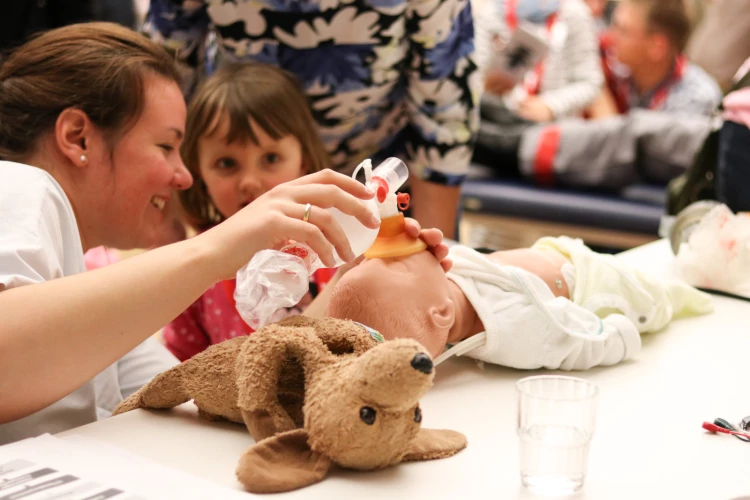 Kein Grund für Berührungsangst – unter fachlicher Anleitung der Pflegekräfte helfen die Kleinen beim Beatmen einer Puppe. (Foto: Nina Gilg)