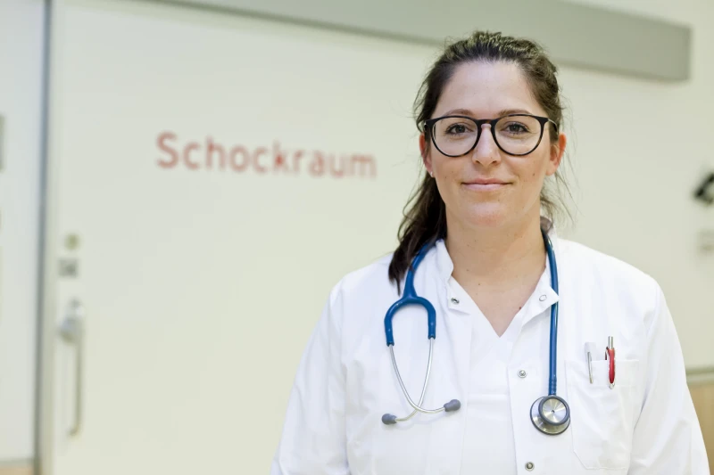 Klinikum Altenburger Land mit höchster Stufe der Notfallversorgung thüringenweit | Für Nicole Abt, Chefärztin der Klinik für Notfallmedizin, sind nicht nur medizinisches Können, sondern auch ein klarer Ablauf, schnelle Entscheidungen und ein gutes Zusammenspiel vieler Berufsgruppen wichtig
Foto: Christine Helbig