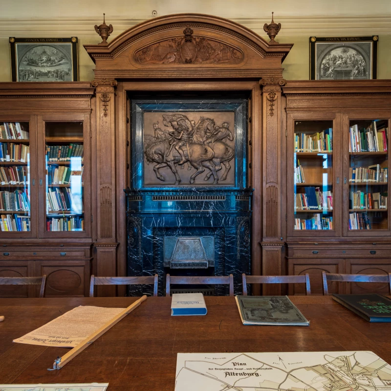 Die geraubten Prinzen – Geschichte des Prinzenraubes von 1455 | Herzogliche Bibliothek im Residenzschlosses Altenburg mit Bronzerelief zum Prinzenraub (Reinhold Carl, 1909)