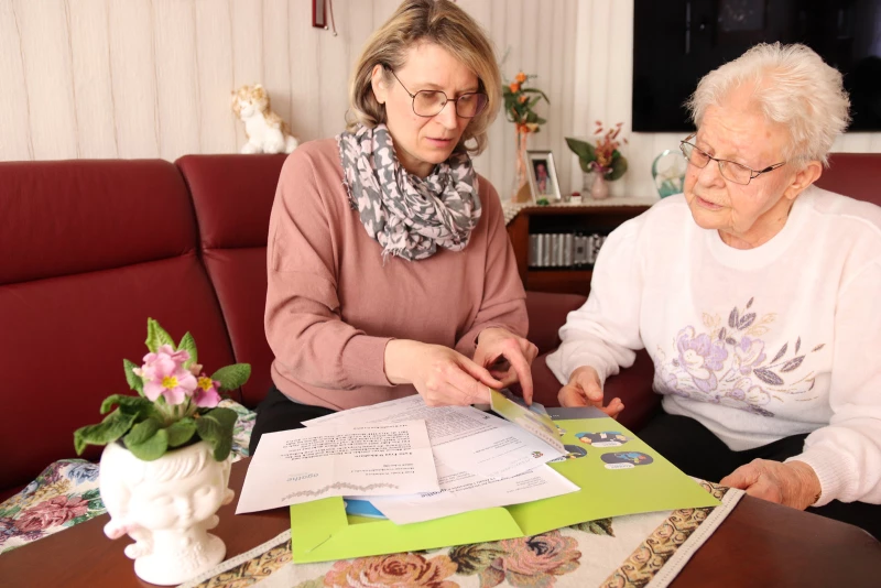 Oma allein zu Haus | Agathe-Beraterin Claudia Schwabe zu Besuch bei einer Seniorin.