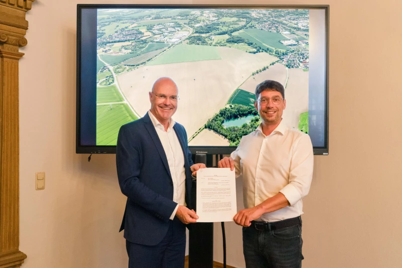 Vertrag zur Flächenentwicklung für Industriegebiet Altenburg/Windischleuba unterzeichnet | LEG-Geschäftsführer Andreas Krey (links) und Altenburgs Oberbürgermeister André Neumann unterzeichneten den Vertrag heute, 3. Juli, im Altenburger Rathaus. 