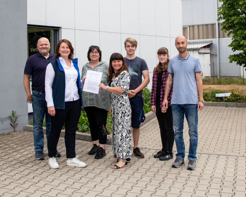 Kooperationsvereinbarung Dietzel Hydraulik mit der Regelschule Nöbdenitz | Unterzeichnung Kooperationsvertrag Dietzel Hydraulik mit der Regelschule Nöbdenitz – v.l.n.r. Herr Anders (Ausbilder Dietzel Hydraulik), Frau Bergner (Personalleiterin Dietzel Hydraulik), Frau Siebeneicher (Lehrerin Regelschule Nöbdenitz), Frau Groß (Schulleiterin), Herr Seiler (Schulsprecher), Frau Pohle (stellvertr. Schulsprecherin), Hr. Wollrab (Lehrer Regelschule Nöbdenitz)