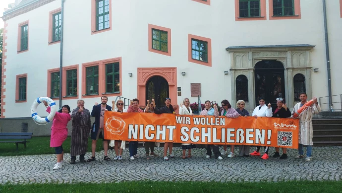 VorschauBild - Tatami in Not: Schwimmverein demonstriert beim Besuch des Ministerpräsidenten in Ponitz