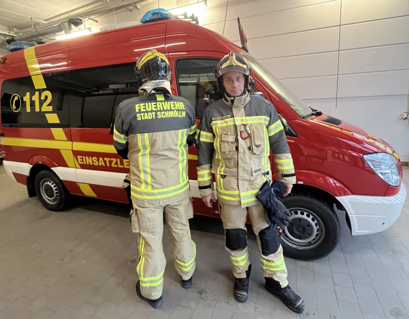 Neue Schutzkleidung für Schmöllner Hauptwache  | Zwei Feuerwehrkameraden, darunter Danny Zschögner, zeigen die neue Einsatzkleidung.