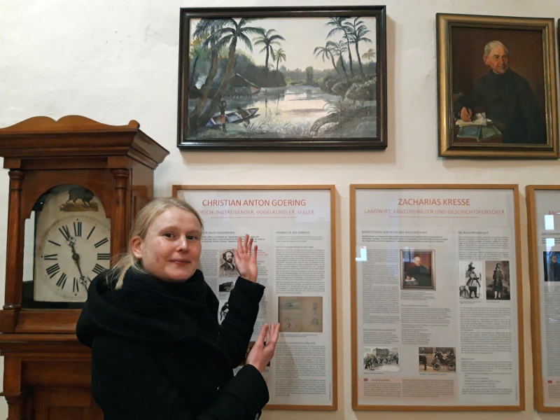 Museum Burg Posterstein präsentiert neues Gemälde | Museumsmitarbeiterin Franziska Huberty zeigt das Gemälde in der neuen Ausstellung.