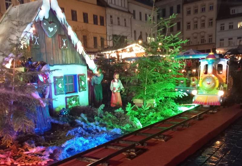 Der Altenburger Weihnachtsmarkt ist weit über das Osterland hinaus beliebt | Den Altenburger Weihnachtsmarkt mit Festbühne bis hin zur Kindereisenbahn
besuchen immer auch Gäste von weither.