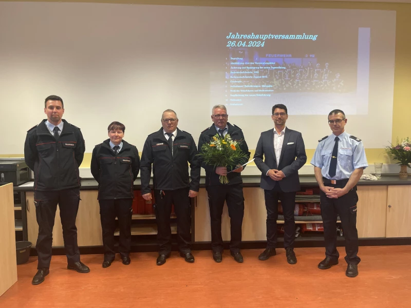 Jahreshauptversammlung der Altenburger Feuerwehr | Auf der Jahreshauptversammlung (von links): Kreisbrandinspektor Florian Körner, Wehrführerin Lisanne Peschek, Thomas Engert (Vertreter des Kreisfeuerwehrverbands), Thomas Bartels (erhielt Ehrenmedaille des Thüringer Feuerwehrverbands in Silber), Oberbürgermeister André Neumann und René Riedl, stellvertretender Leiter der Berufsfeuerwehr.