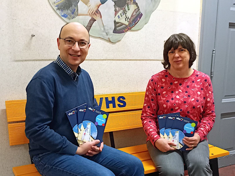 Volkshochschule Altenburger Land startet ins Frühjahrssemester | Michael Hein und Ute Rüdiger, Mitarbeitende der Volkshochschule Altenburger Land, präsentieren das Programmheft für das Frühjahrssemester.