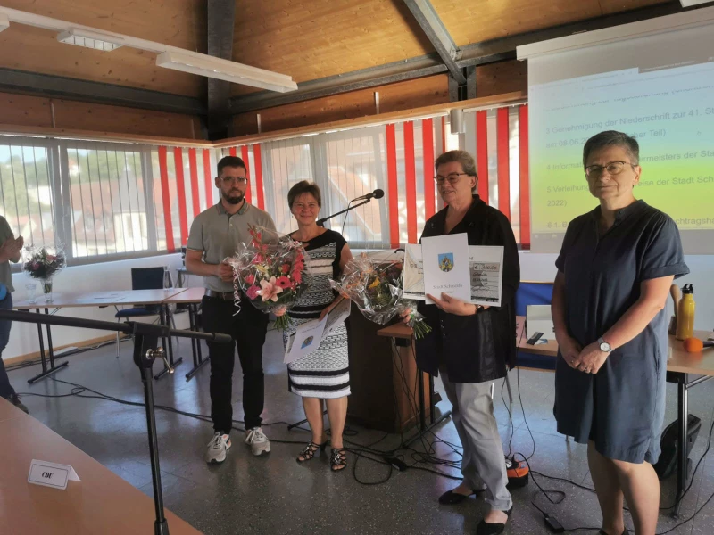 Ehrenpreise 2022 in Schmölln vergeben | v.l.n.r.: Bürgermeister Sven Schrade mit Antje Herrmann und Petra Gampe sowie Dr. Gundula Werner (Stadtratsvorsitzende). Herr Bernhard Baum war zur Stadtratssitzung nicht anwesend.