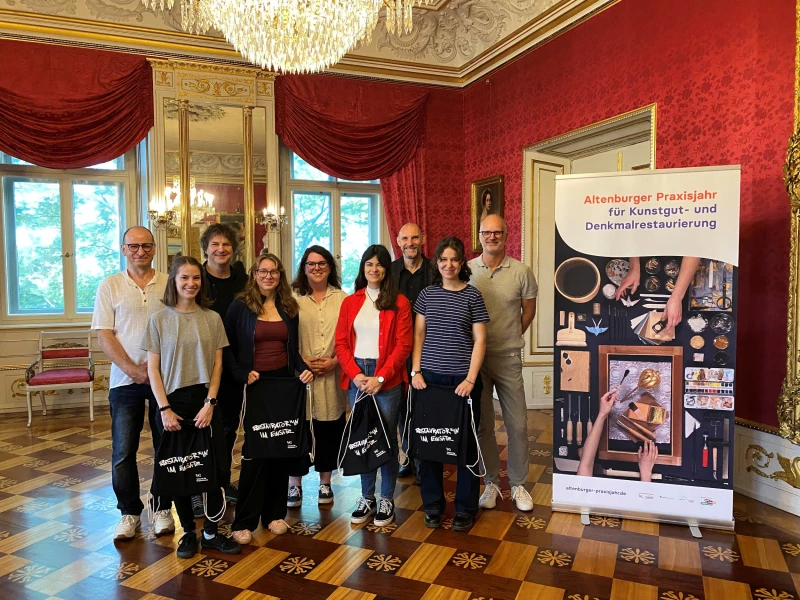 Kunstgut- und Denkmalrestaurierung: Neuer Jahrgang nimmt Arbeit in Altenburg auf | v. l. n. r.: Restaurator Mario Gawlik, Praktikantin Ronja Müller, Restaurator Johannes Schaefer, Praktikantin Hannah Steinhäuser, Restauratorin Natalie Meurisch, Praktikantin Antonia Fengler, Restaurator Prof. Dr. Arnulf Dähne, Praktikantin Henrike Arnsberg, Museumsleiter Uwe Strömsdörfer
