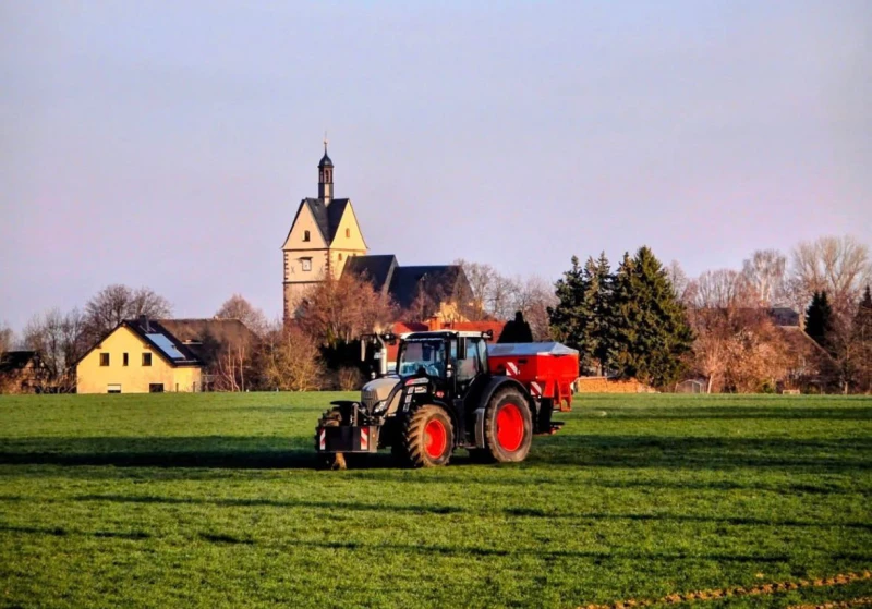 Feuchtwarmer Frühling, Diesel‑Teuerung und Preisdruck — Bauern im Landkreis unter Druck |  Düngung