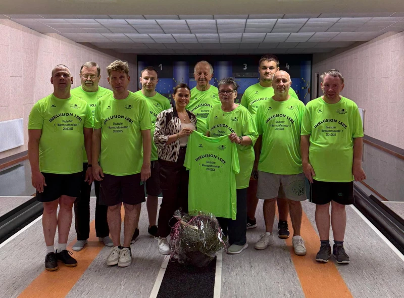 T-Shirt-Übergabe an das Handicap Team des Kegelsportvereins Rositz e. V. | 