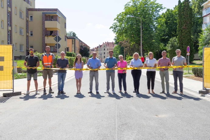 VorschauBild - Ausbau abgeschlossen: Uhlandstraße in Altenburg mit neuer Fahrbahn und Gehwegen